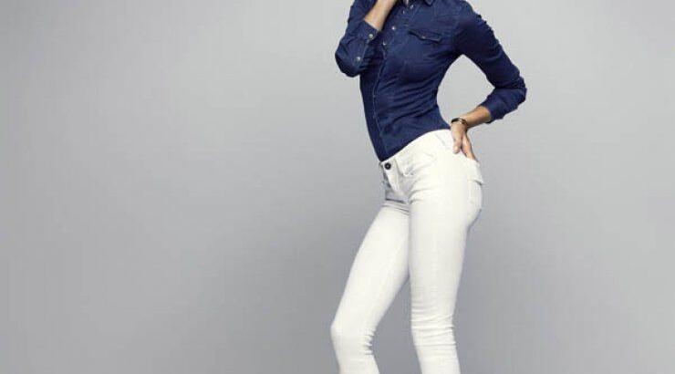 Η Alessandra Ambrosio "τεστάρει" τα πιο ελαστικά τζιν [βίντεο]