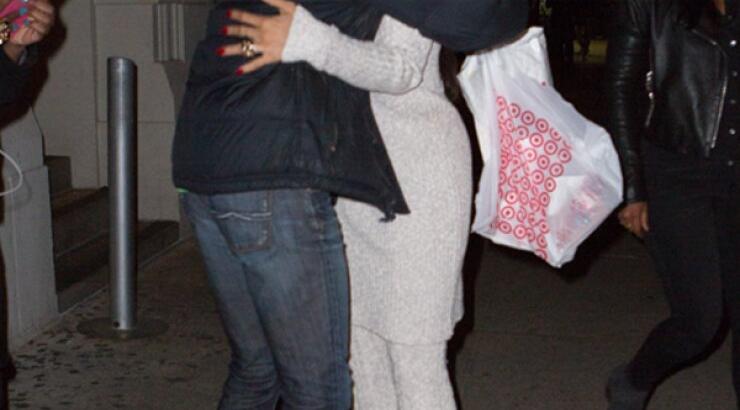 Rihanna: Αγκαλιές στη μέση του δρόμου [εικόνες]