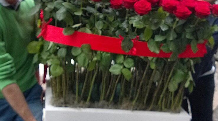 Διάσημος γόνος οικογένειας έκανε την πιο γλυκιά έκπληξη στην αγαπημένη του [εικόνες]