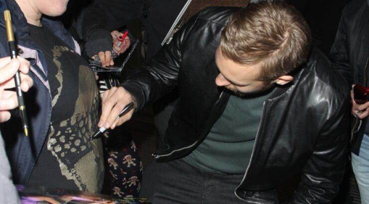 Θαυμαστής περίμενε να δει διάσημο για 13 ολόκληρες ώρες [εικόνες]