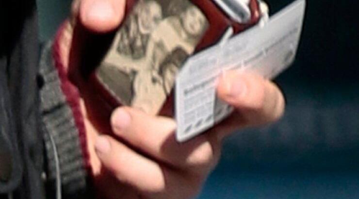 Τι έχει μέσα στο πορτοφόλι του ο Bradley Cooper; [εικόνες]