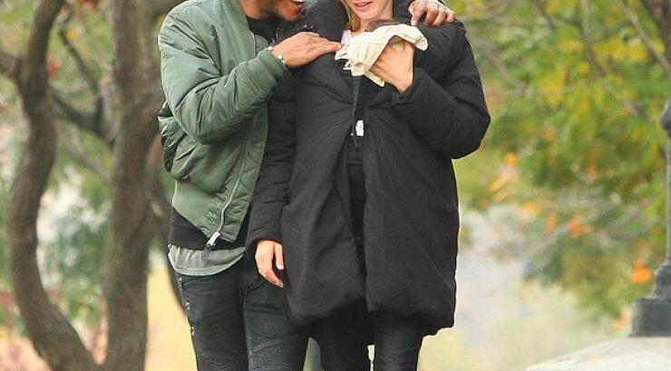 Διάσημο μοντέλο αγκαλιά με το νεογέννητό της [εικόνες]