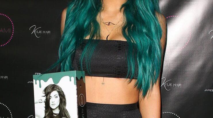 Ποια Kardashian έβαψε τα μαλλιά της…πράσινα; [εικόνες]