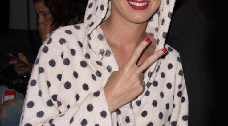 Δείτε την Katy Perry να κυκλοφορεί με το μπουρνούζι [εικόνες]