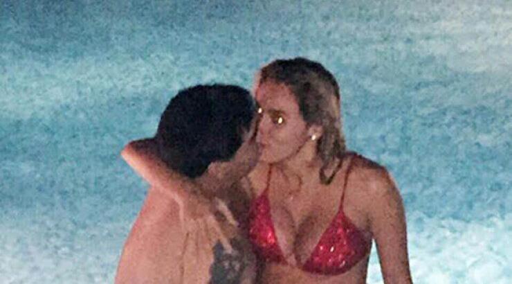 Ο Maradona χουφτώνει τη σύντροφό του στη πισίνα [εικόνες]