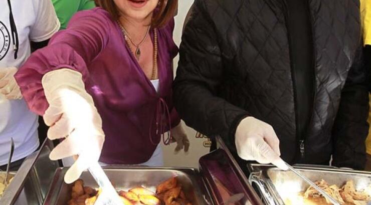 Δείτε ποια διάσημη δίνει φαί σε άστεγους [εικόνες]