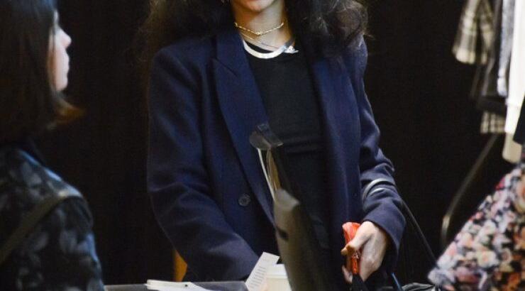 H Rihanna χαλαρώνει με shopping [εικόνες]