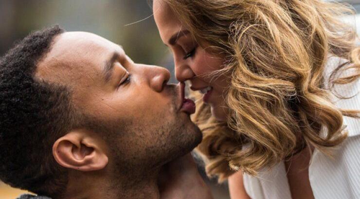 Καυτά φιλιά του John Legend στη σύζυγό του [εικόνες]