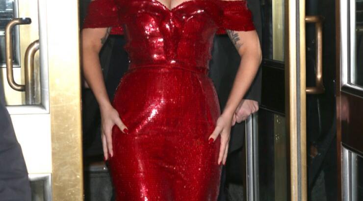 Η Lady Gaga λάμπει και βάζει φωτιά με τα κόκκινα [εικόνες]