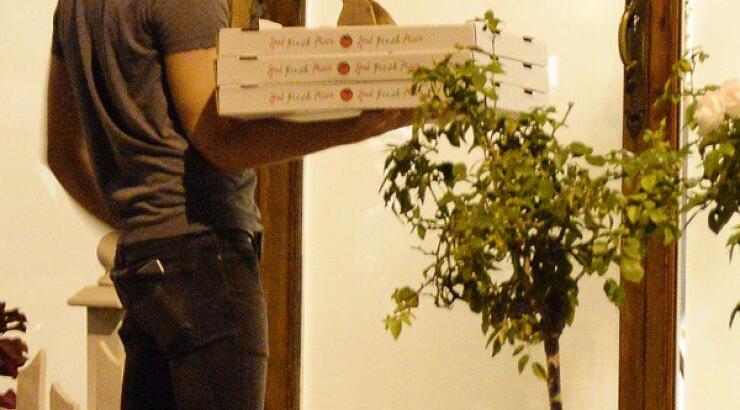 Διάσημη σταρ ενώ βρισκόταν στο κομμωτήριο παράγγειλε πίτσα [εικόνες]