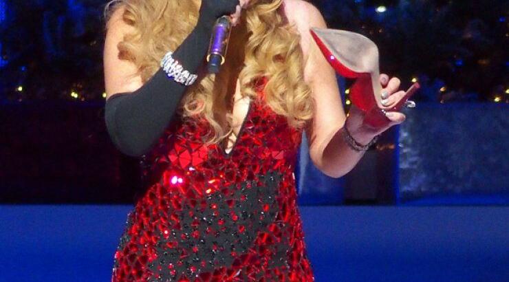 Δείτε το ατύχημα που είχε η Mariah Carey επί σκηνής [εικόνες]