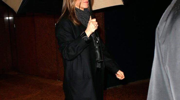 Jennifer Aniston: Μέσα στη βροχή για χάρη της πρεμιέρας της [εικόνες]