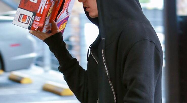 O Justin Bieber κάνει τα χριστουγεννιάτικά του ψώνια [εικόνες]