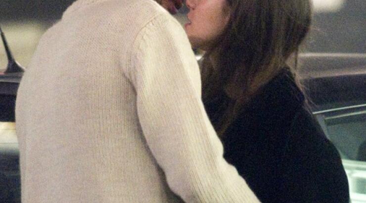 Κόρη διάσημου τραγουδιστή φιλιέται στη μέση του δρόμου [εικόνες]