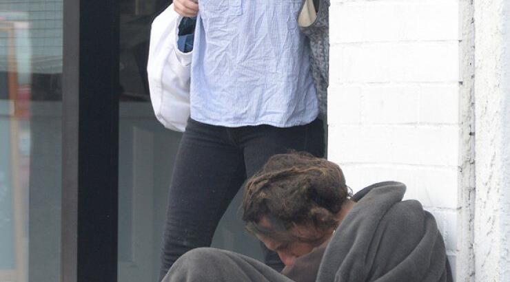 Drew Barrymore: Περνάει δίπλα από άστεγο και...τον αγνοεί [εικόνες]