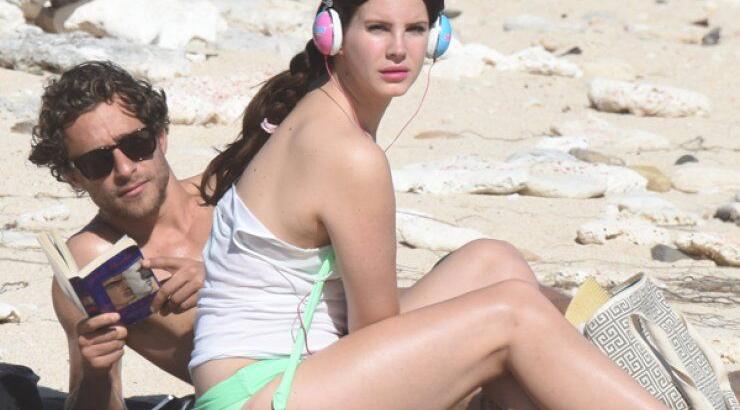 H Lana Del Ray στην παραλία με τον αγαπημένο της [εικόνες