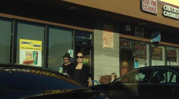 Η Angelina Jolie...τρώει βρώμικο [εικόνες]