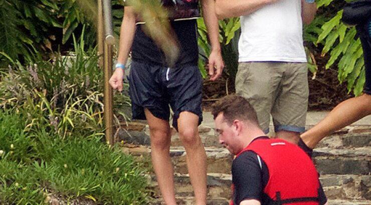 Διάσημος τραγουδιστής κολύμπησε με...δελφίνια! [εικόνες]