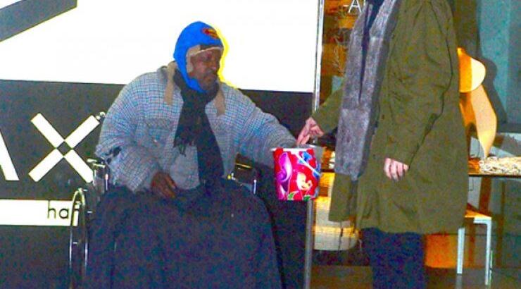 Η συγκινητική κίνηση που έκανε διάσημος τραγουδιστής σε άστεγο [εικόνες]