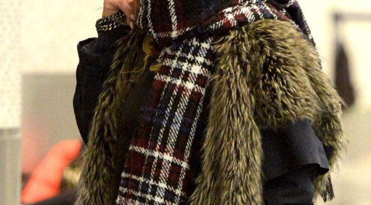 Ποια διάσημη προσωπικότητα κρύβεται πίσω από τα ρούχα; [εικόνες]