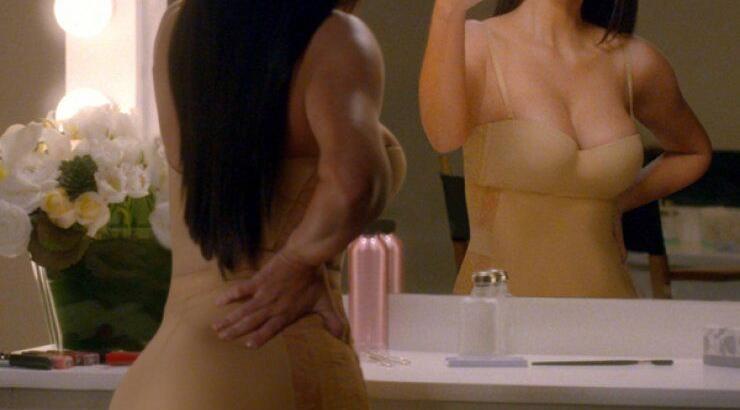 Η Kim Kardashian διαφημίζει τα οπίσθιά της στο Super Bowl [εικόνες]