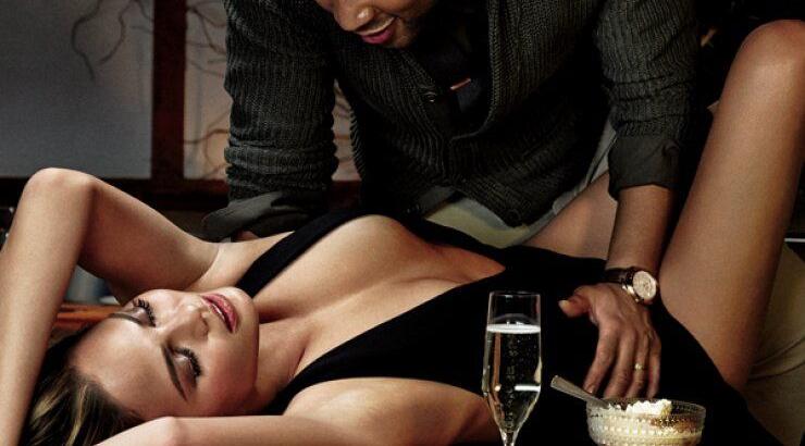 O John Legend ετοιμάζεται να...φάει τη γυναίκα του [εικόνες]