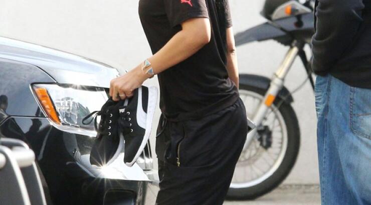 Rihanna: Με τα παπούτσια στο χέρι [εικόνες]