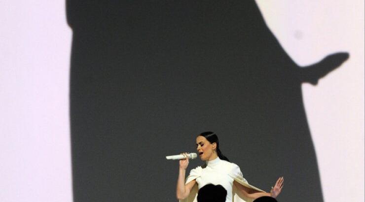 Δείτε ποιοι τραγούδησαν στη σκηνή των Grammy Awards; [εικόνες]