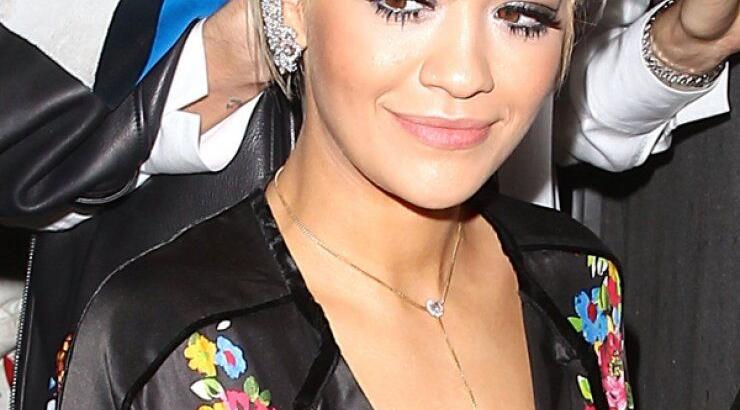 Ποια διάσημη τραγουδίστρια αποχωρίστηκε τα μακριά μαλλιά της; [εικόνες]