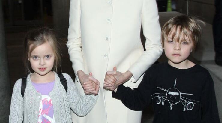 Angelina Jolie: Σε ταξίδι λίγο πριν υποδεχτεί το νέο μέλος της οικογένειας [εικόνες]