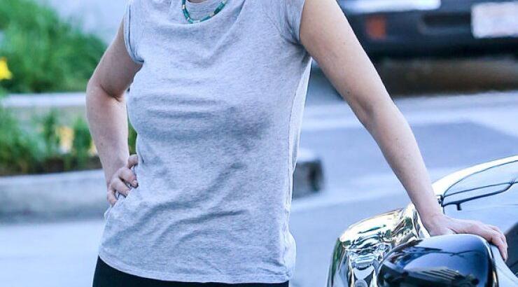 Η Sharon Stone μας δείχνει...τις ρώγες της [εικόνες]