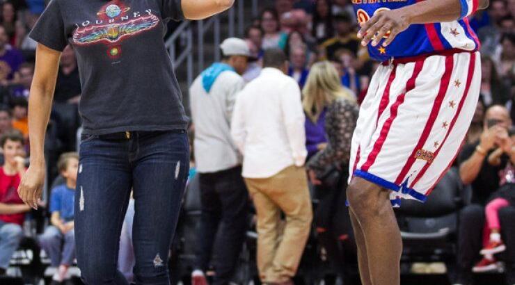 Τι κάνει η Mel B στη μέση του γηπέδου; [εικόνες]