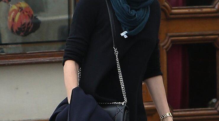 Η Charlize Theron μόνη της στο Παρίσι [εικόνες]