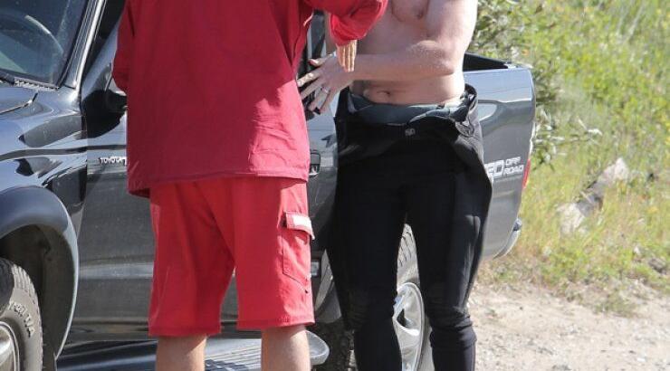 Δείτε τον seχy Christian Bale να αλλάζει ρούχα στη μέση του δρόμου [εικόνες]