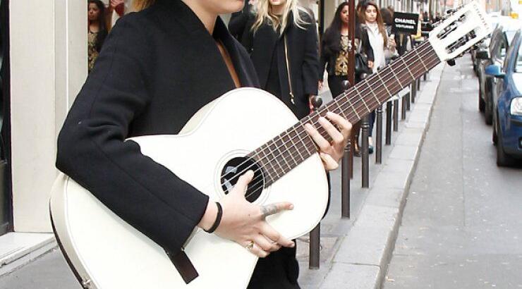 Η Cara Delevigne ξέρει να παίζει και κιθάρα [εικόνες]