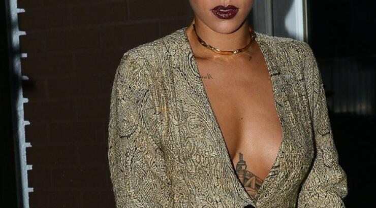 Rihanna: Με αβυσσαλέο ντεκολτέ για δείπνο [εικόνες]