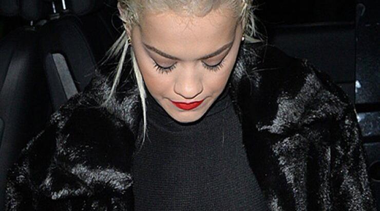 Rita Ora: Με το στήθος σε δημόσια θέα για βραδινή της έξοδο [εικόνες]