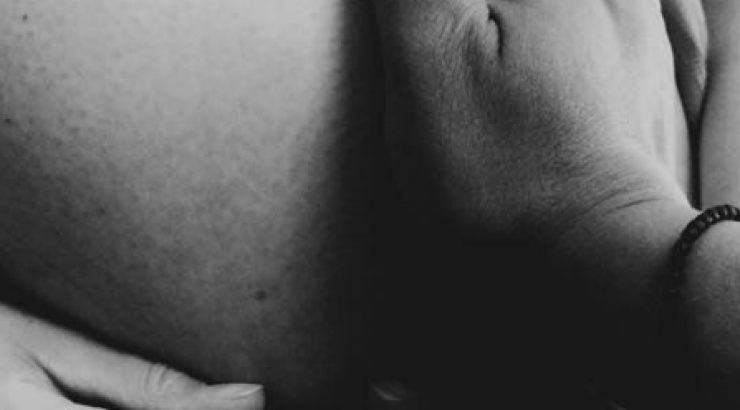 Πασίγνωστος Έλληνας τραγουδιστής έγινε πατέρας και δεν το πήρε είδηση κανείς!