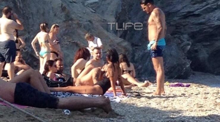 Σπάνιες φωτογραφίες του Έλληνα τραγουδιστή με τη σύντροφό του σε διακοπές