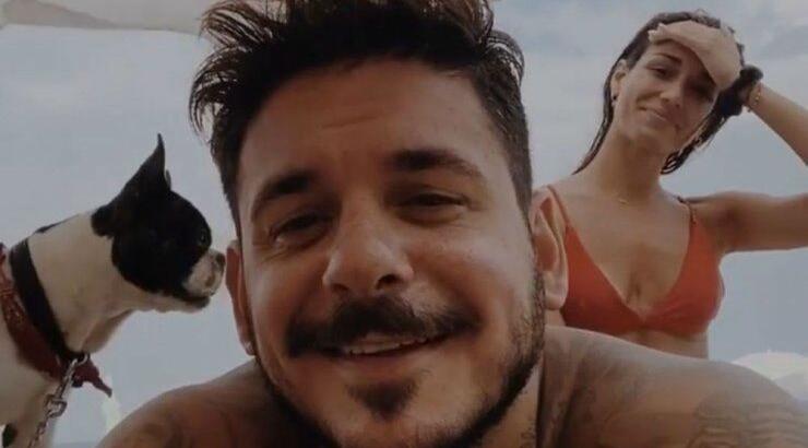 Stan: Τα τρυφερά στιγμιότυπα με την κοπέλα του στην παραλία [εικόνες] 