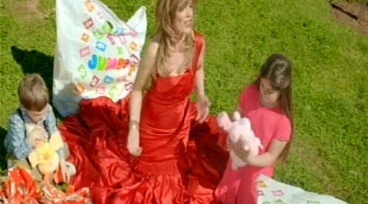 Η Κατερίνα Στανίση διαφημίζει... τα Jumbo (βίντεο)! 