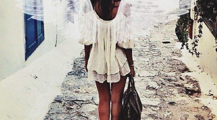 “Βάζει φωτιά”: Η σύζυγος επώνυμου Κύπριου στην κρεβατοκάμαρα τους με καυτά λευκά εσώρουχα