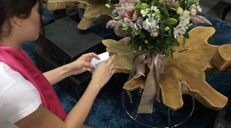 Υποψήφια Star Κύπρος: Η μυστηριώδης ανθοδέσμη που έλαβε από Κύπριο επιχειρηματία λίγο πριν το 4ο live