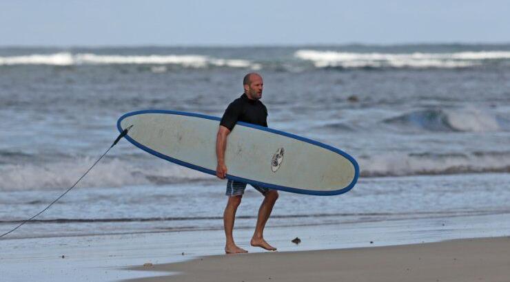 Ο Jason Statham πήγε για…surfing