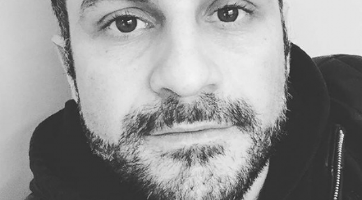 Αυτός είναι ο κούκλος αδερφός Ελληνίδας τραγουδίστριας!