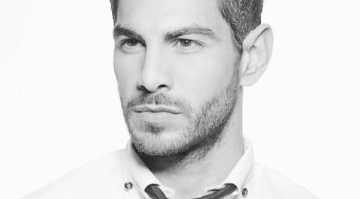 Σταύρος Κωνσταντίνου: Δείτε τον να ποζάρει τελείως γυμνός!