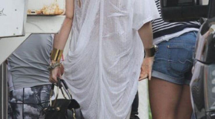 Πασίγνωστη τραγουδίστρια είναι έγκυος στα 47 της!