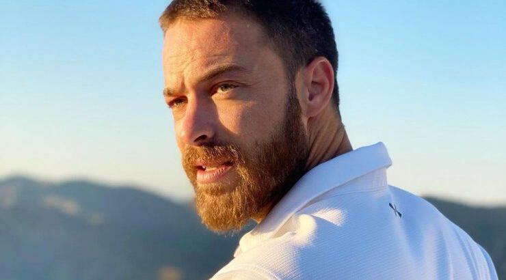 Στέφανος Μιχαήλ: Η σύντροφός του τον απαθανάτισε να χορεύει σε τρελά κέφια στην κουζίνα [βίντεο]