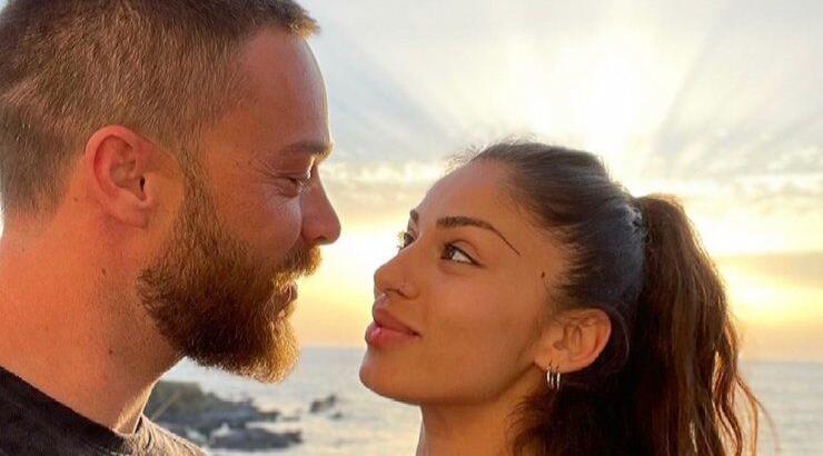 Ο Στέφανος Μιχαήλ ραπάρει στο αυτοκίνητο με τη σύντροφό του! [βίντεο]