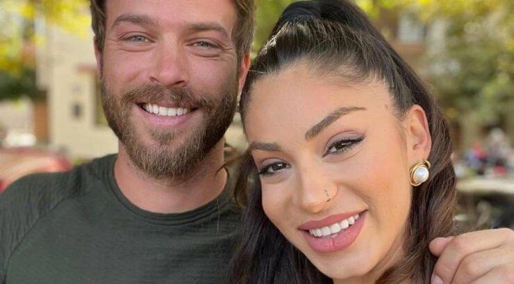 Στέφανος Μιχαήλ – Νάταλι Κάτερ: Πρωινό καφεδάκι στην πλατεία της Καλαβασού [εικόνα]